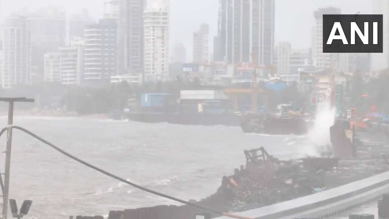 High tide waves | ముంబైలో ఎడతెగని వర్షాలు.. అల్లోకల్లోలంగా ఆరేబియా సముద్ర తీరం.. Video