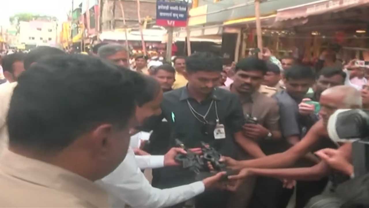 Gift to CM KCR | సీఎం కేసీఆర్‌కు ‘శ్రీవిఠల్‌ రుక్మిణీ’ ప్రతిమను బహూకరించిన ఓ వృద్ధ భక్తుడు