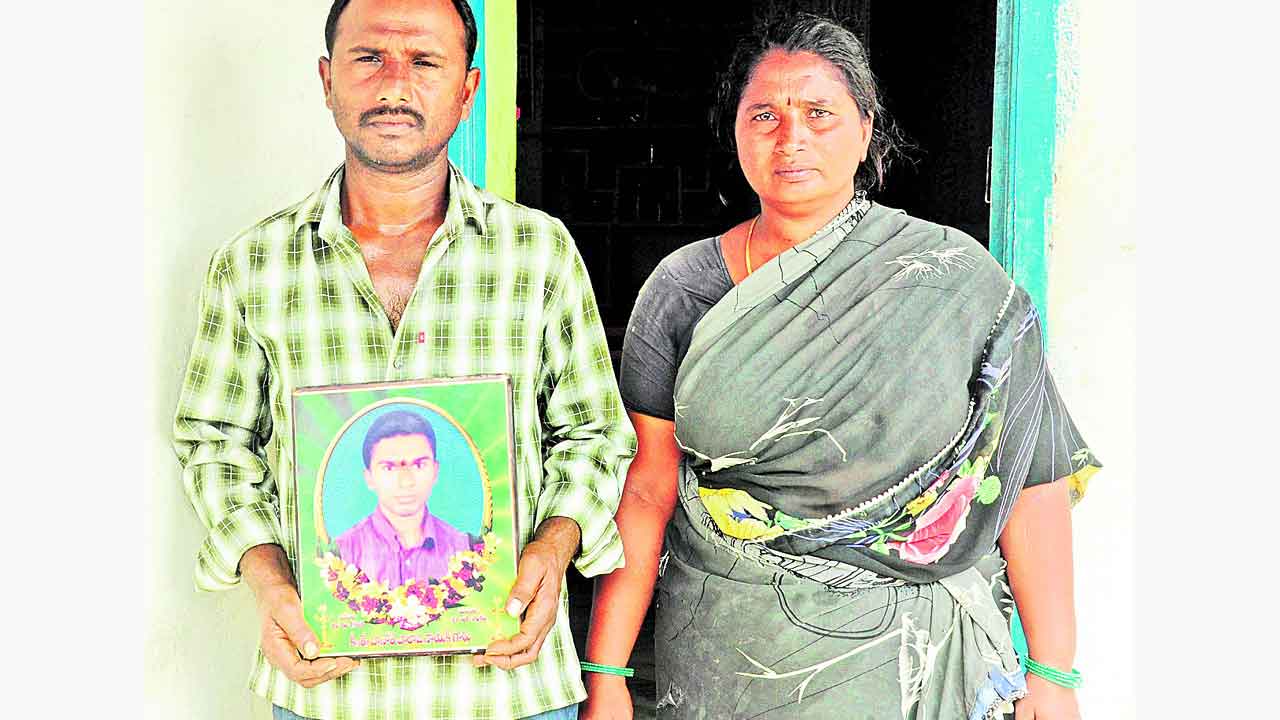 రాష్ట్రం వస్తే ఉద్యోగాలస్తయ్‌ అనేటోడు