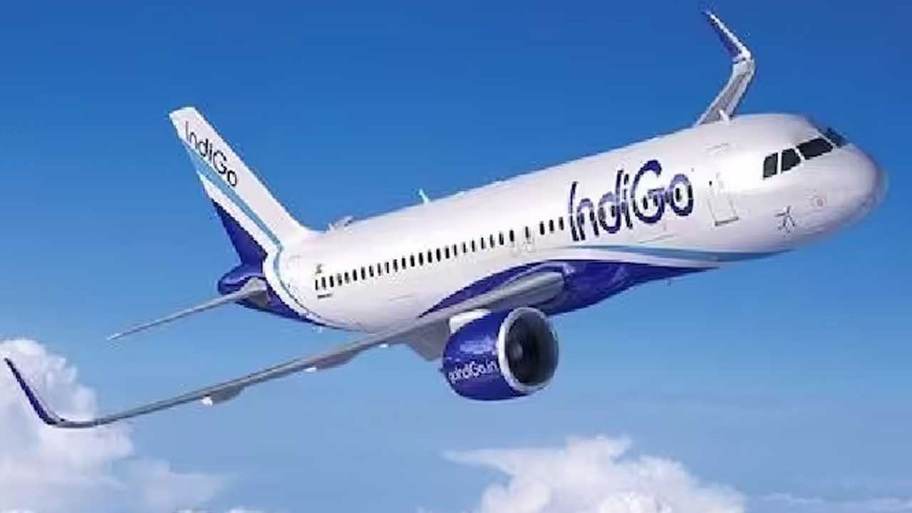 Baby Saved By Doctors Mid-Air | విమానం గాలిలో ఉండగా ఊపిరి కోసం ఇబ్బంది పడిన పసికందు..   కాపాడిన ఇద్దరు డాక్టర్లు