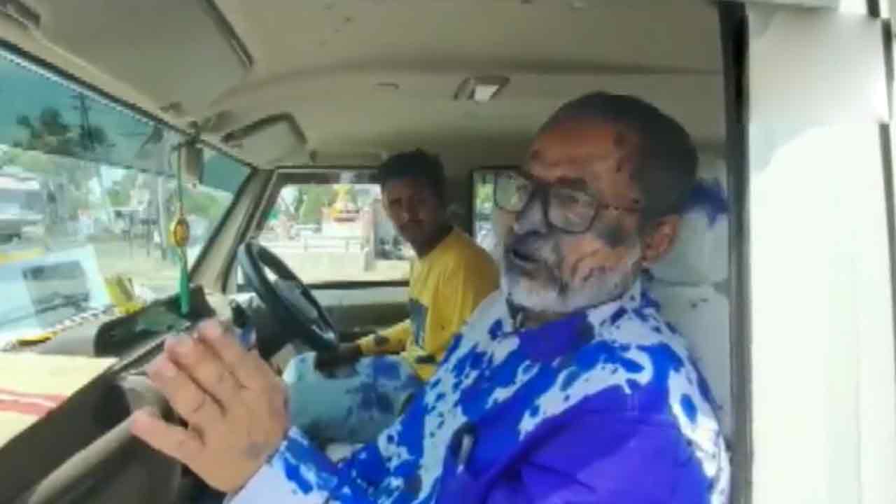 Crime news | డీఈవోపై ఇంకు చల్లిన దుండగులు..  జై శ్రీరామ్‌ అంటూ నినాదాలు.. వీడియో