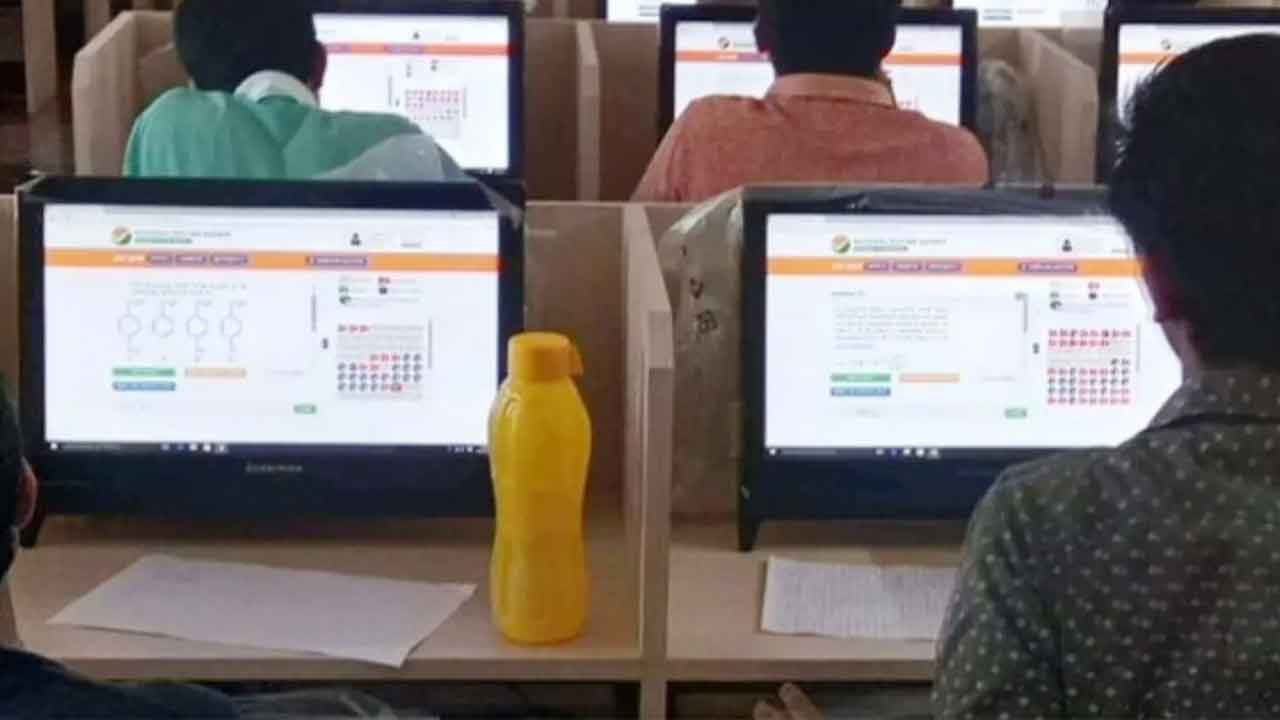 JEE Advanced |  జేఈఈ అడ్వాన్స్‌డ్‌లో హైటెక్‌ కాపీయింగ్‌.. దొరికిన ఐదుగురు విద్యార్థులు