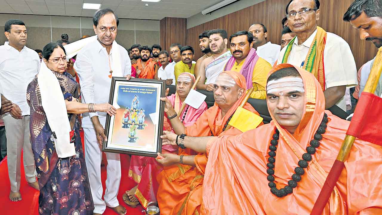 CM KCR |  అభినవ జనకుడు సీఎం కేసీఆర్‌.. నయా భారత్‌ కోసం మీ వెంటే ఉంటామన్న జగద్గురు పంచాచార్య స్వామీజీలు