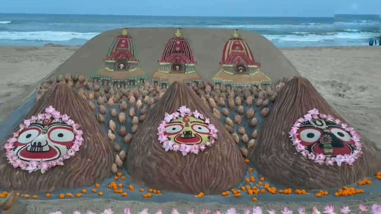 Sand art | సముద్ర తీరంలో సుదర్శన్‌ పట్నాయక్‌ అద్భుత సృష్టి.. 250 కొబ్బరికాయలతో జగన్నాథ రథయాత్ర సైకత శిల్పం.. Video