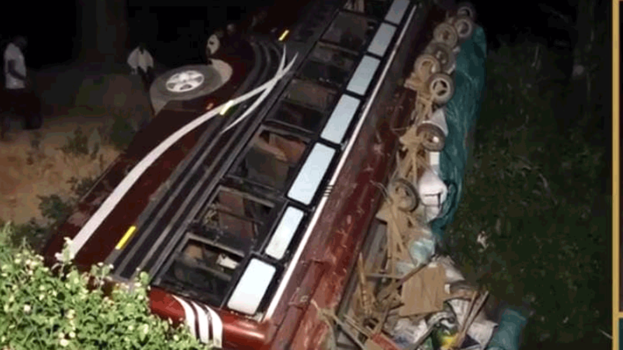 Jammu and Kashmir | లోయలో పడిన బస్సు.. 19 మందికి గాయాలు