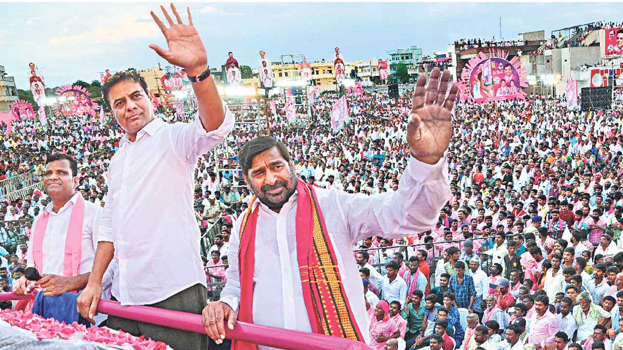 Minister KTR |  మూటలు, మాటలకు పడిపోవద్దు.. కర్ణాటక నుంచి ఒకడు, గుజరాత్‌ నుంచి ఇంకొకడు పైసలతో వస్తున్నరట: మంత్రి కేటీఆర్‌