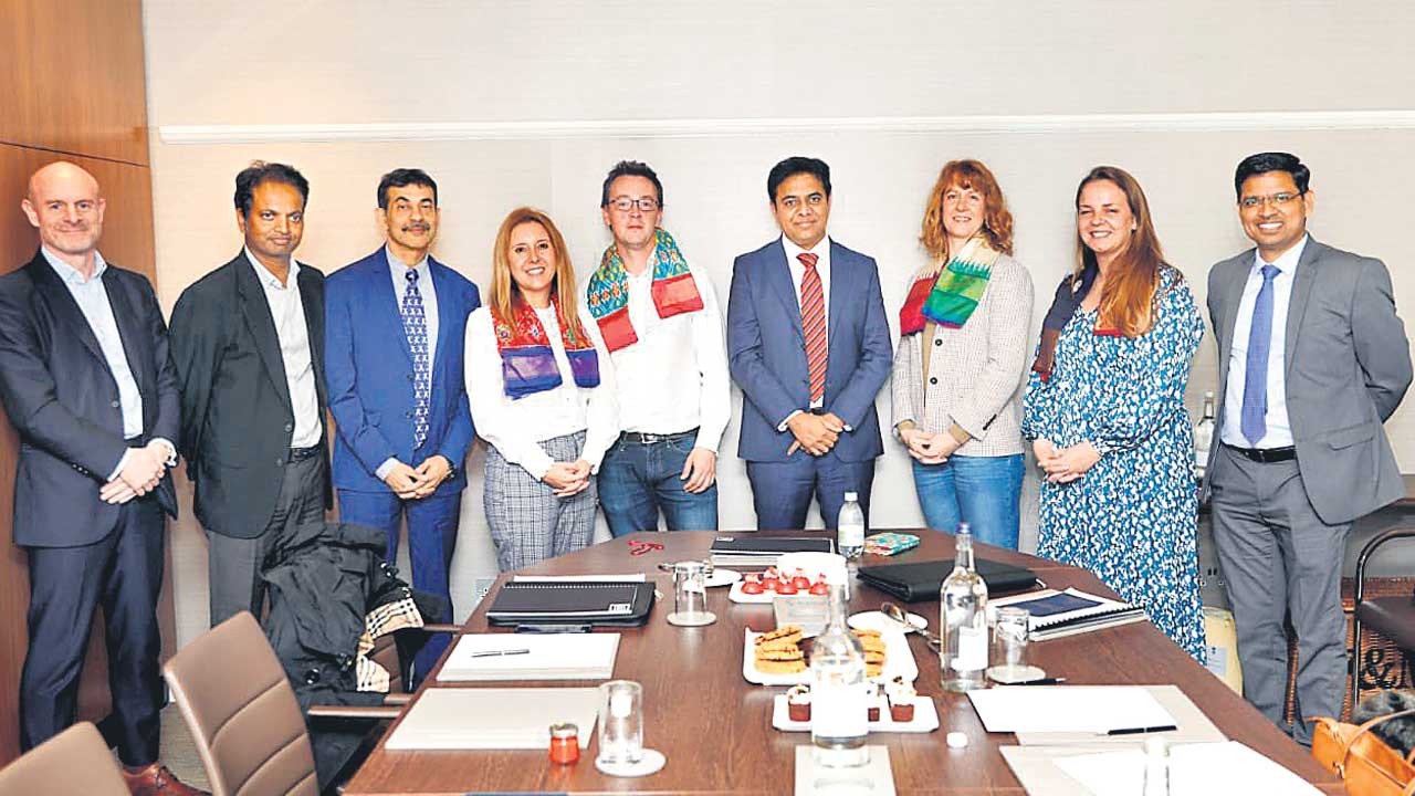 Lloyds Bank |  హైదరాబాద్‌లో లాయిడ్స్‌.. భారీ పెట్టుబడితో వస్తున్న బ్రిటన్‌ బ్యాంకింగ్‌ గ్రూప్‌