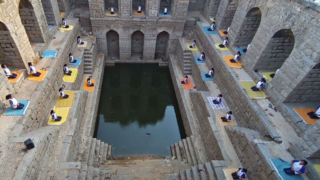 International Yoga Day | చారిత్రక నాగన్న మెట్ల బావిలో అంతర్జాతీయ యోగా దినోత్సవం.. విద్యార్థినుల ఆసనాలు.. ఫొటోలు