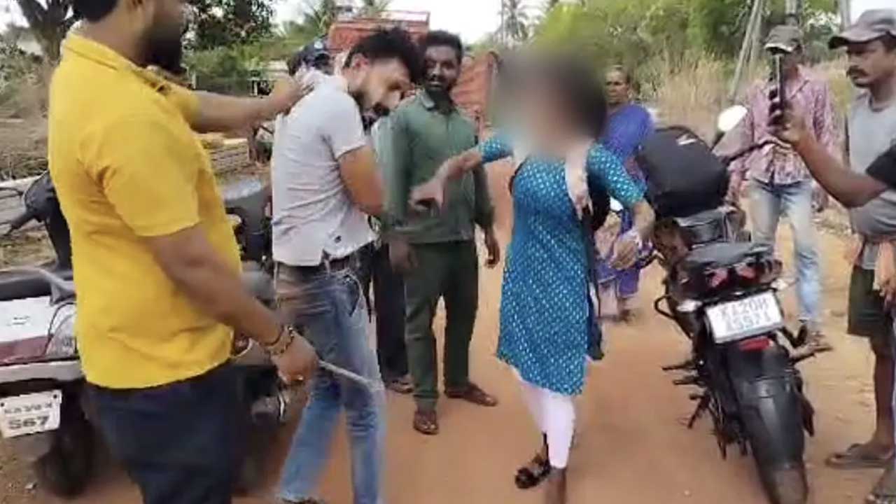 Karnataka | కాలేజీకి వెళ్తున్న యువతిని వెంబడించి వేధిస్తున్న వ్యక్తి.. చెప్పుతో వాడి చెంప చెల్లుమనిపించింది
