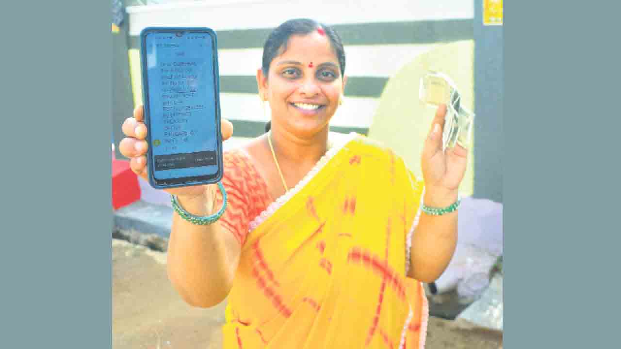 ఫోన్‌ మెసేజ్‌లు.. ఖాతాల్లోకి కాసులు