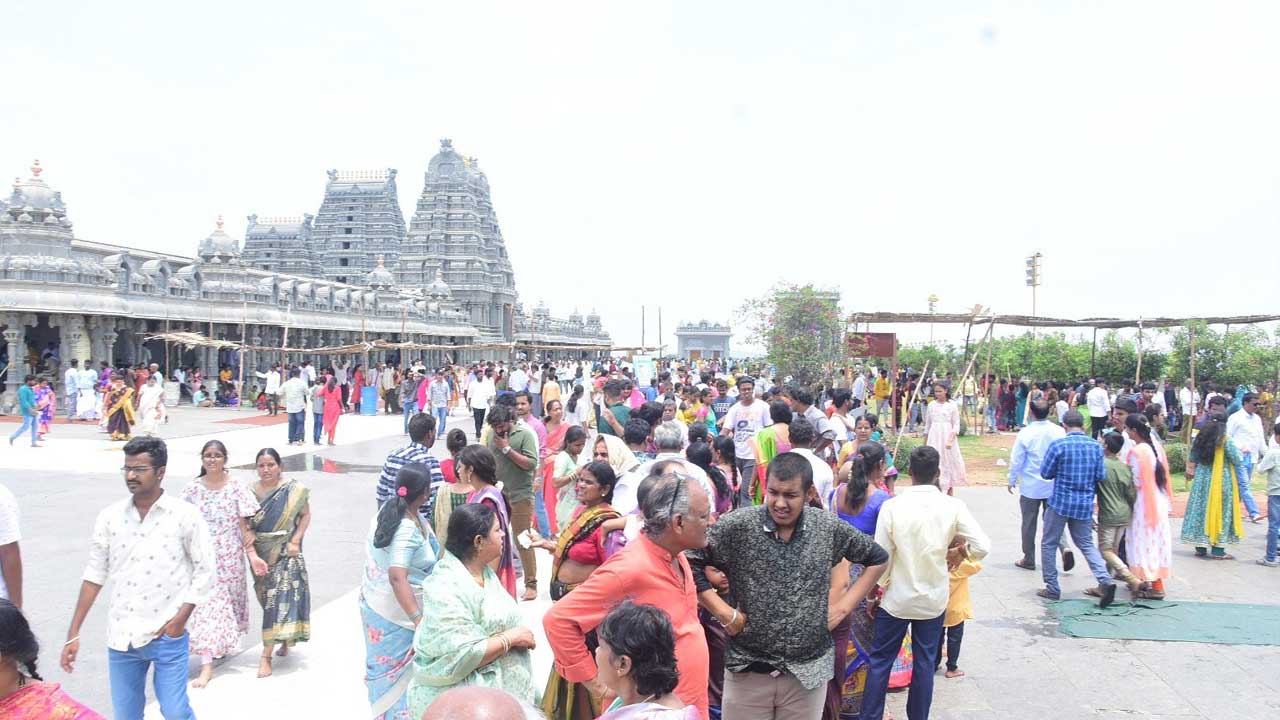 యాదగిరి క్షేత్రం.. భక్తజనసంద్రం