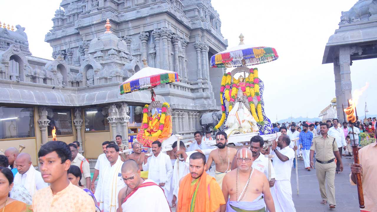 గుట్టలో సుదర్శన నారసింహ హోమం