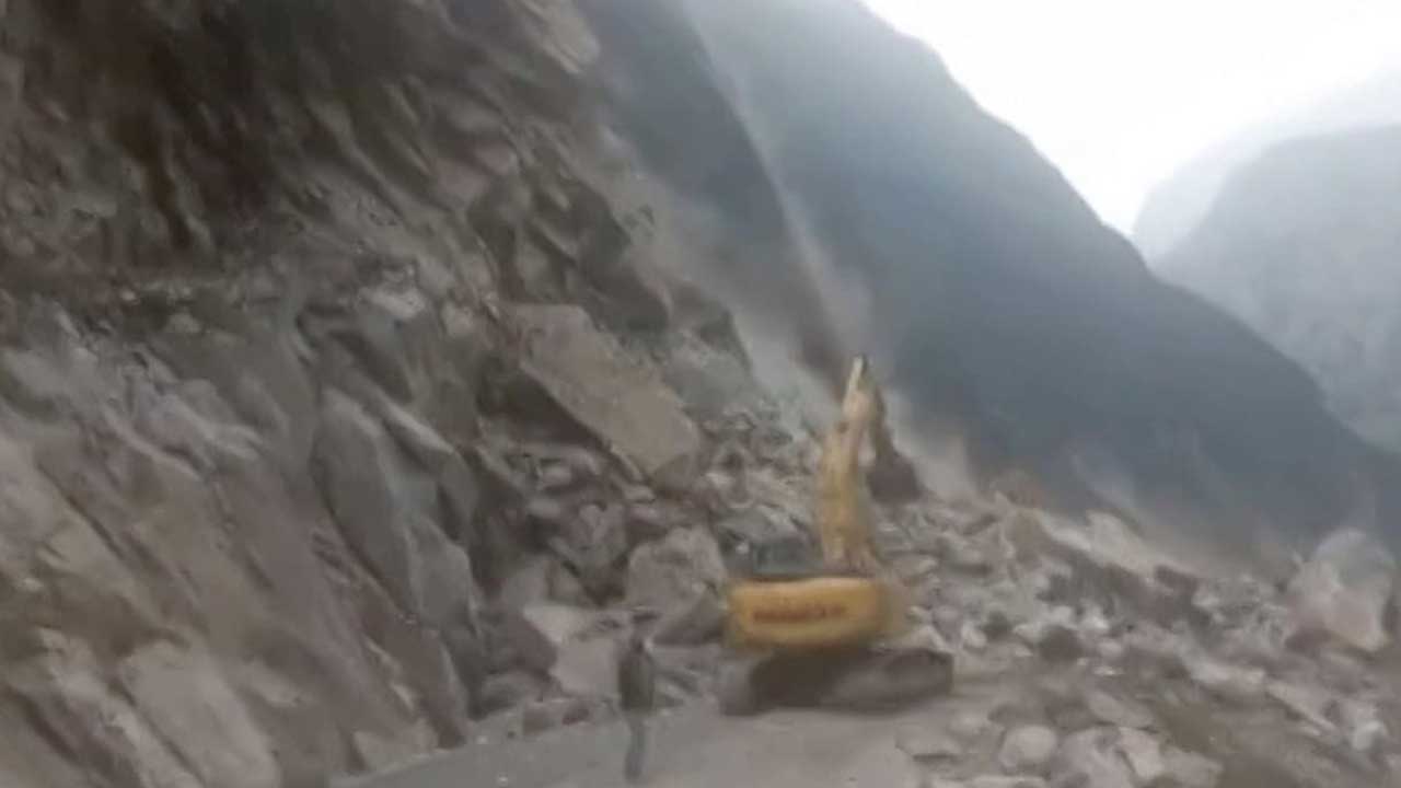 Uttarakhand | ఉత్తరాఖండ్‌లో విరిగిపడిన భారీ కొండచరియలు.. 100 మీటర్ల రోడ్డు ధ్వంసం.. చిక్కుకుపోయిన 300 మంది పర్యాటకులు