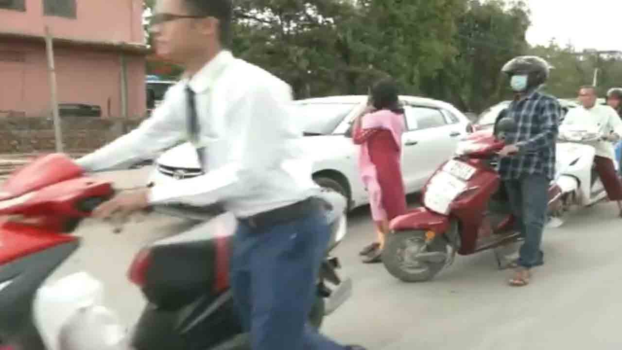 Life hobbles in Manipur | మణిపూర్‌లో జనజీవనం అస్తవ్యస్తం.. నిత్యవసరాల ధరలకు రెక్కలు, లీటరు పెట్రోలు రూ.200