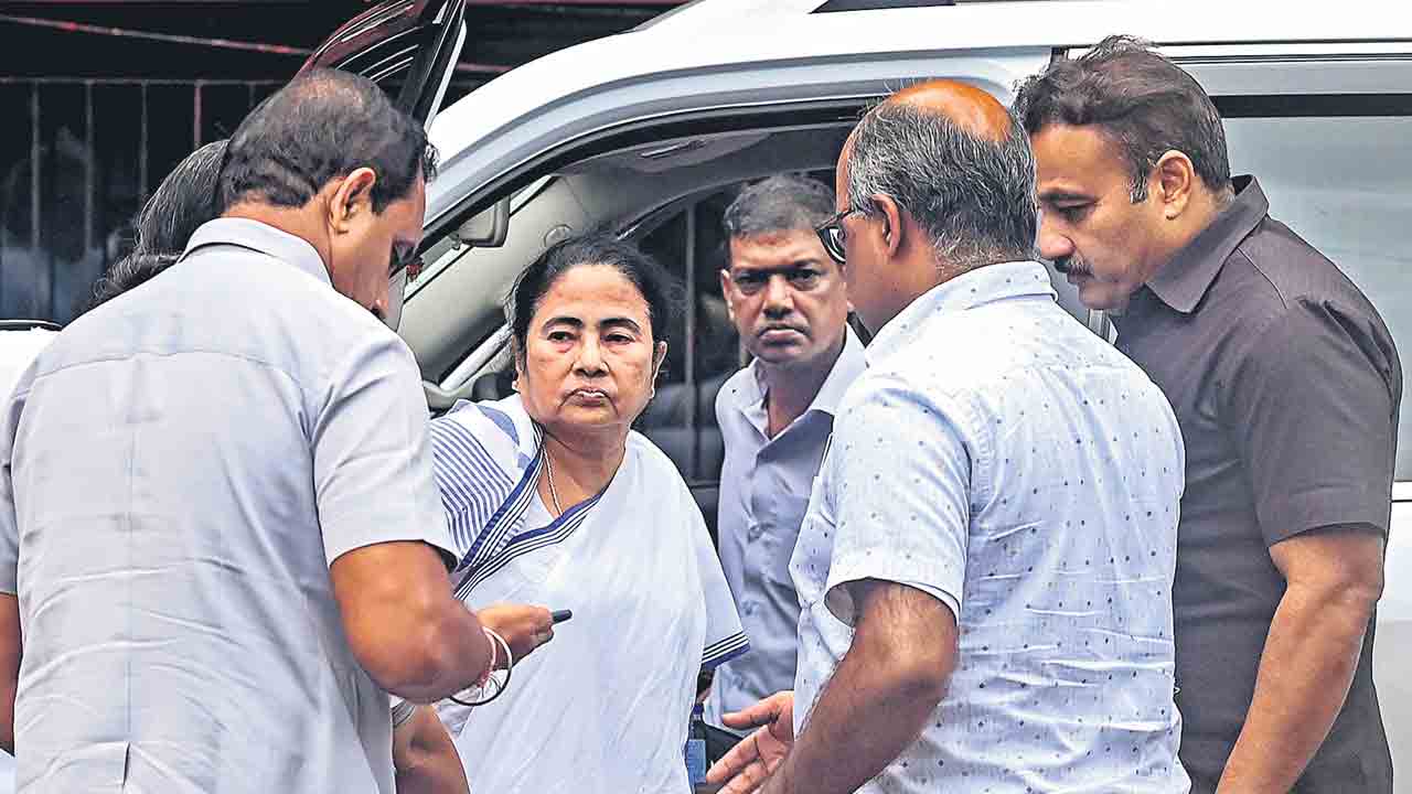 మమతా బెనర్జీకి గాయాలు