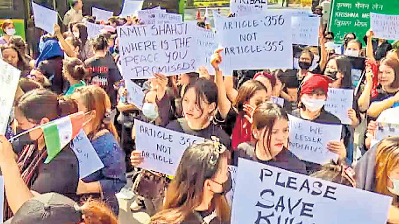 మణిపూర్‌లో మళ్లీ హింస ముగ్గురి సజీవ దహనం