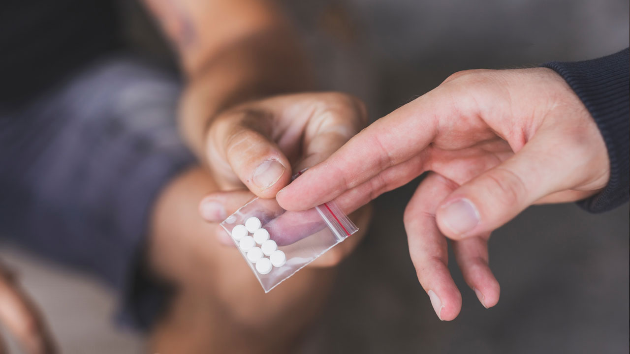 Drugs | నార్సింగిలో డ్రగ్స్‌ విక్రయిస్తూ పట్టుబడిన విద్యార్థి..