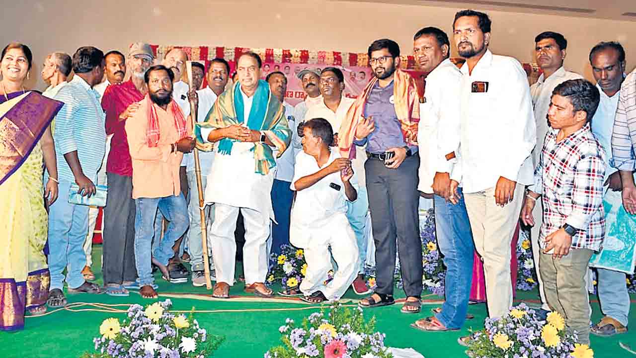 కేసీఆర్‌ను మరోసారి ఆశీర్వదించాలి