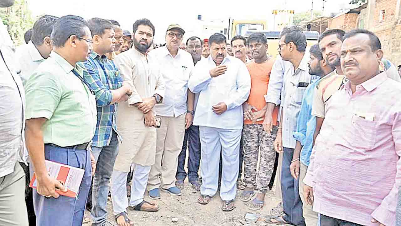 పేదల ఇండ్లకు నష్టం వాటిల్లకుండా రిటైనింగ్‌వాల్‌