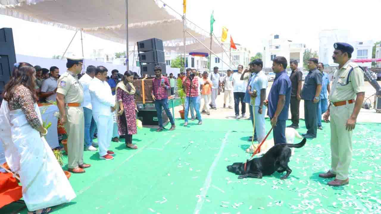 తెలంగాణ పోలీస్‌ దేశానికే ఆదర్శం