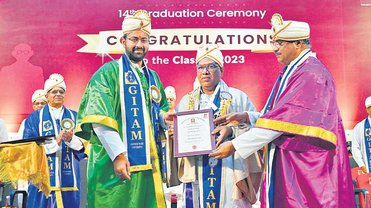 ఎమ్మెల్సీ గోరటి వెంకన్నకు గౌరవ డాక్టరేట్