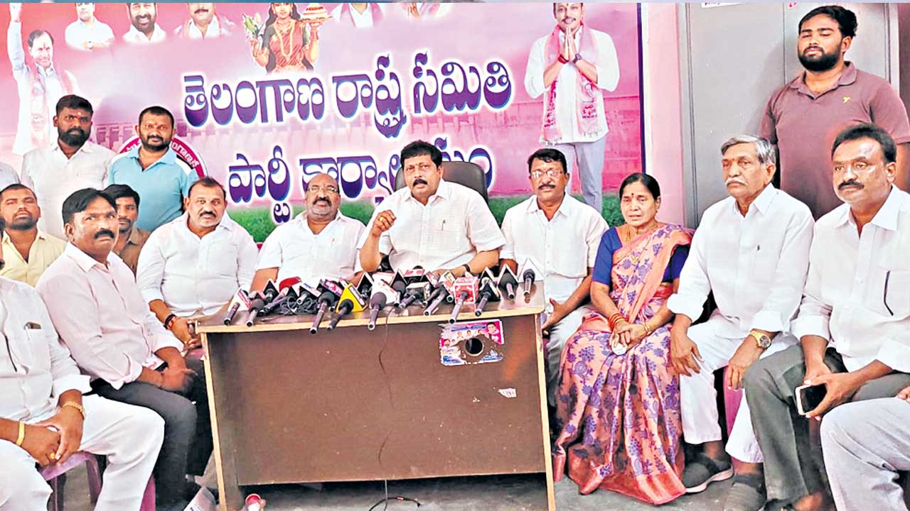 మోకాళ్లతో నడిచినా ప్రజలు నమ్మరు