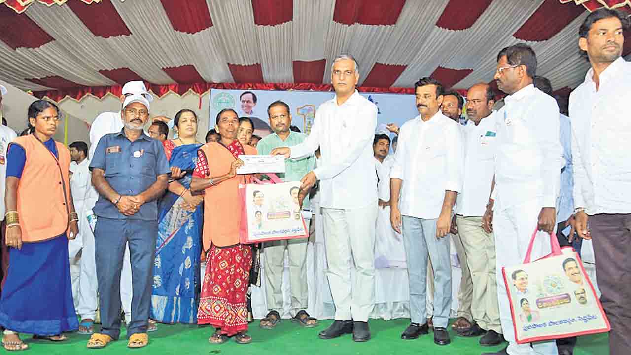 పారిశుధ్య కార్మికుల సేవలు మరువలేనివి