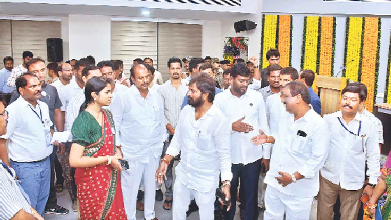 రహదారులన్నీ లైట్లు, ఫ్లెక్సీలతో ముస్తాబు