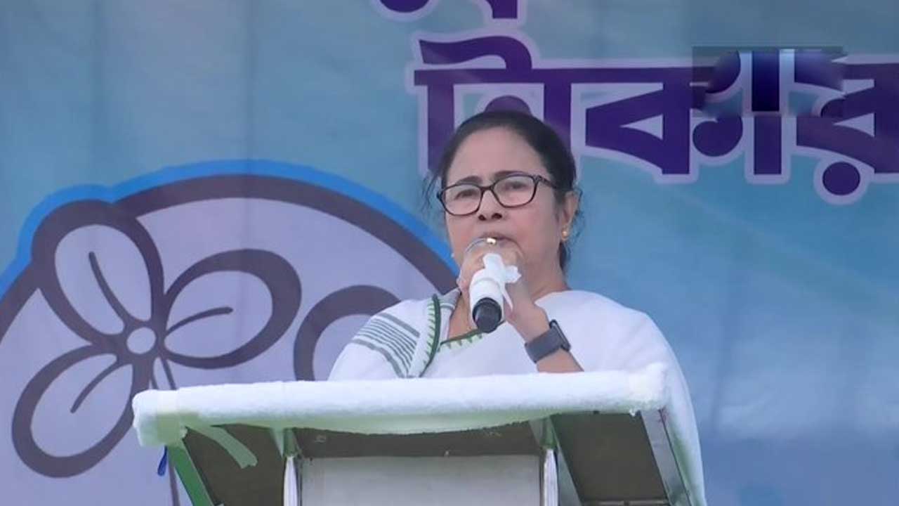 Mamata Banerjee | భారతీయ జనతాపార్టీ దేశాన్ని అమ్మాలనుకుంటోంది: మమతాబెనర్జి