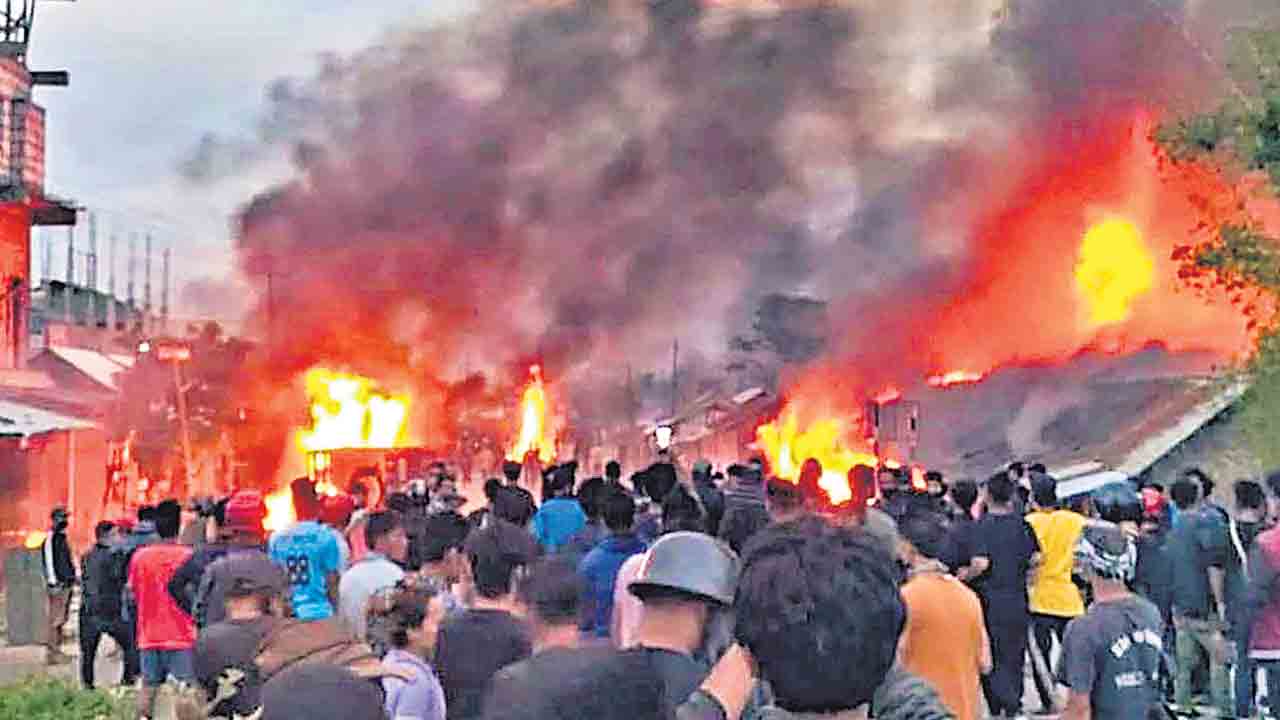 Manipur |  మణిపూర్‌లో కొనసాగుతున్న జాతుల మధ్య హింస.. పరిస్థితులను చక్కదిద్దడంలో కేంద్ర, రాష్ట్ర బీజేపీ ప్రభుత్వాలు విఫలం