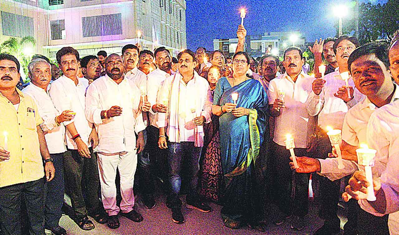 అమరులకు కొవ్వొత్తులతో నివాళి