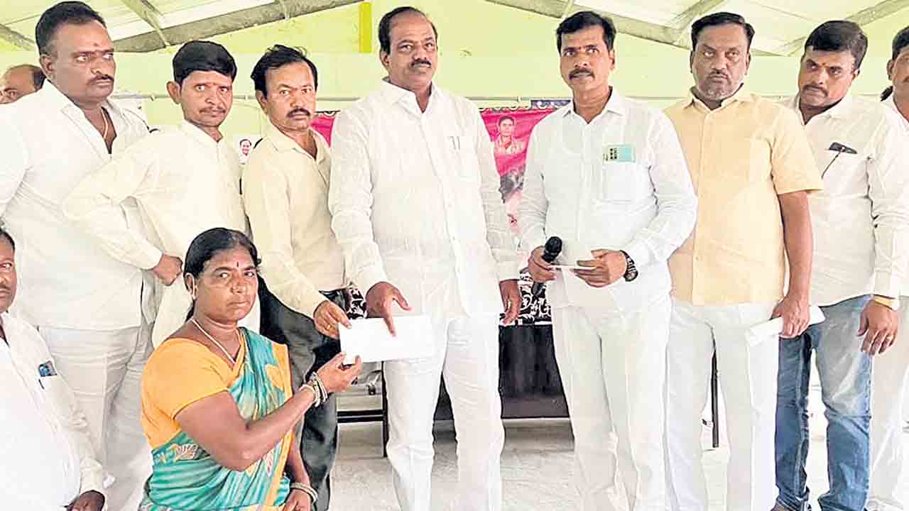 సీఎం కేసీఆర్‌ పేదల పక్షపాతి