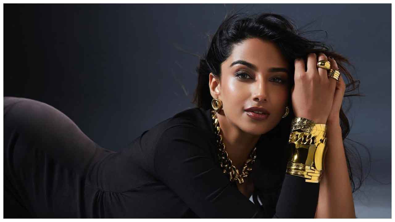 Meenakshi Chaudhary | మత్తెక్కించే చూపులతో ప్రాణాలు తీస్తున్న మీనాక్షి చౌదరి..