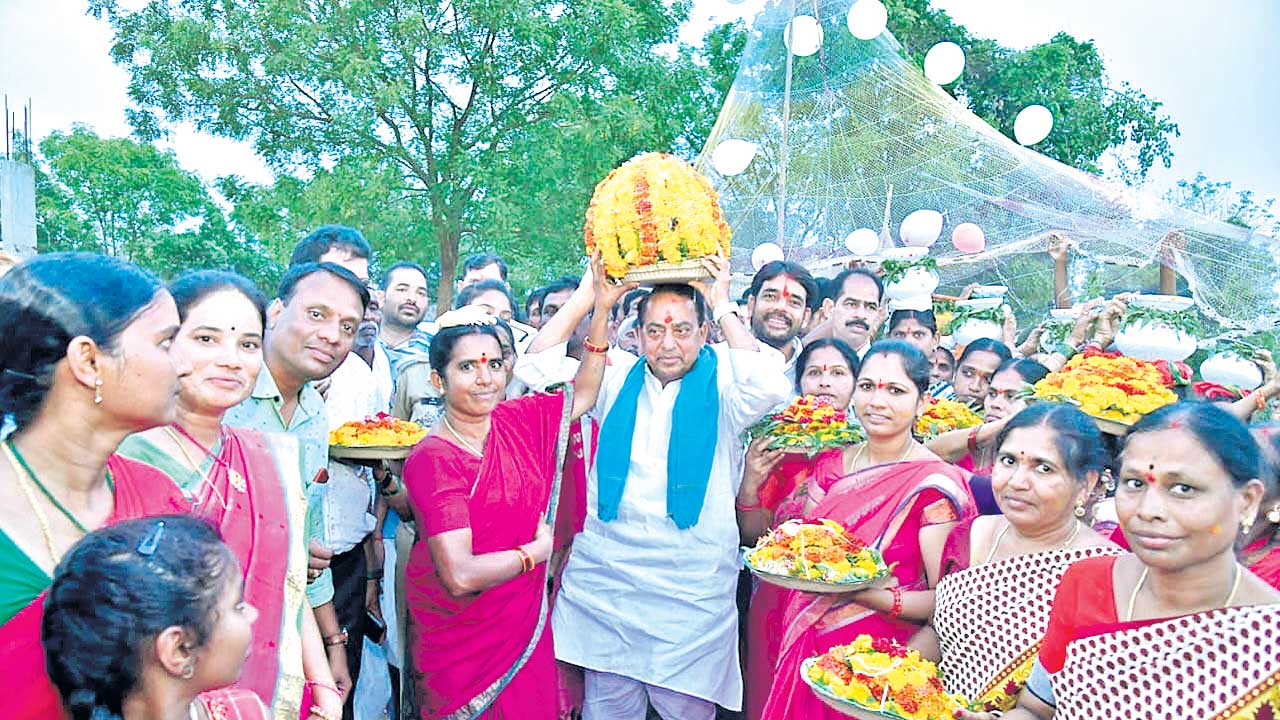 చెరువు నిండుగా.. ఊరూరా పండుగ