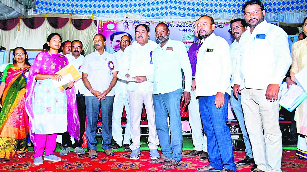 సకల వర్గాల సంక్షేమానికి పెద్దపీట