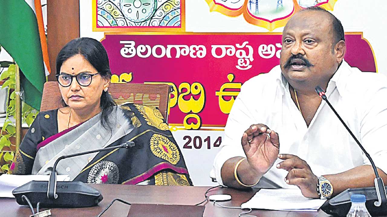 సంక్షేమ దినోత్సవాన్ని సక్సెస్‌ చేయాలి