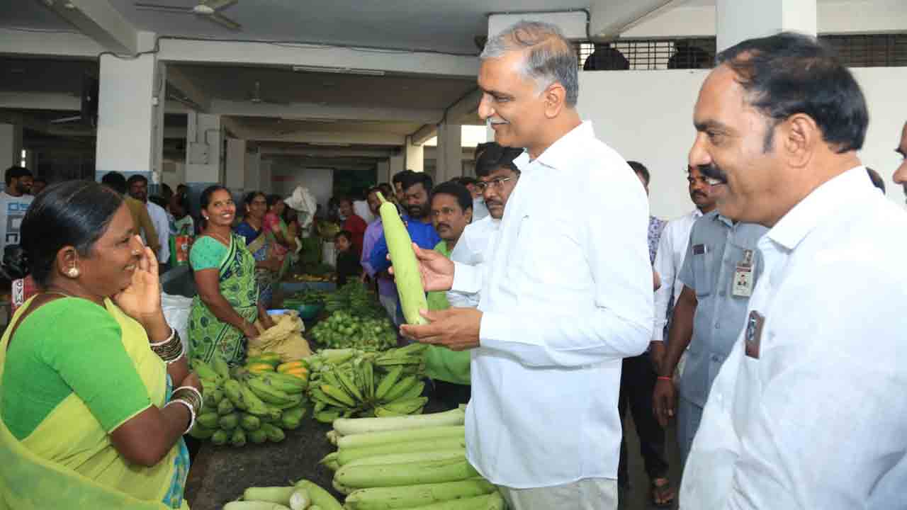 Minister Harish Rao | రైతు బజార్‌లో సౌలత్‌లు ఎట్లున్నయి ..రైతులను అడిగి తెలుసుకున్న మంత్రి హరీశ్‌రావు