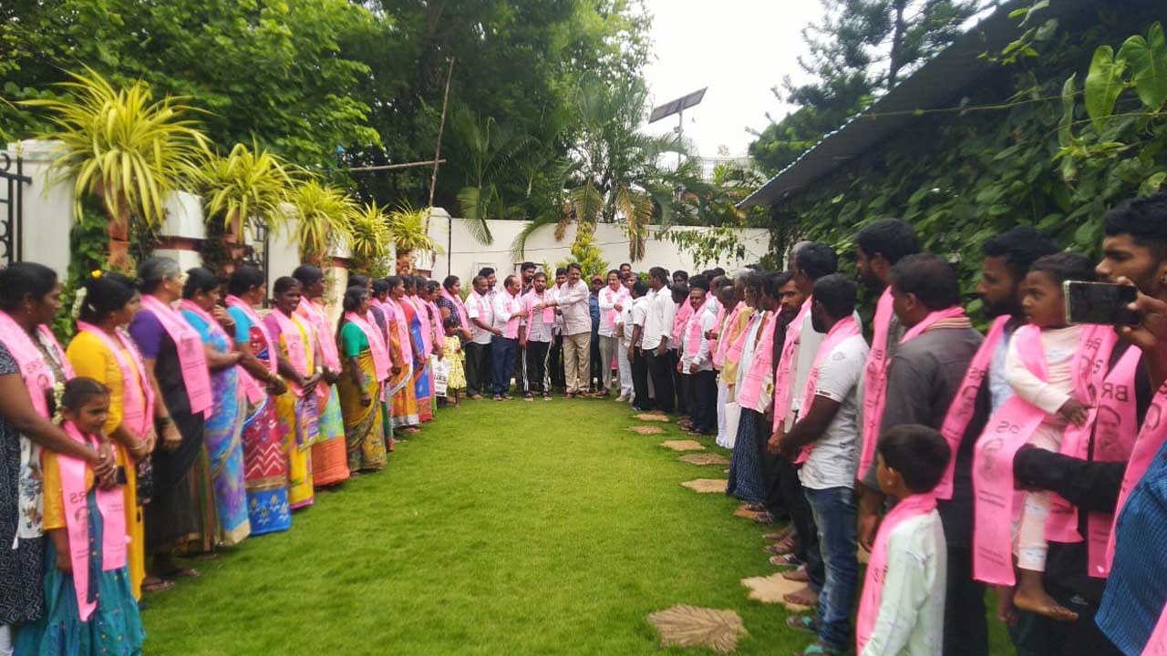 అభివృద్ధికి ఆకర్షితులై..