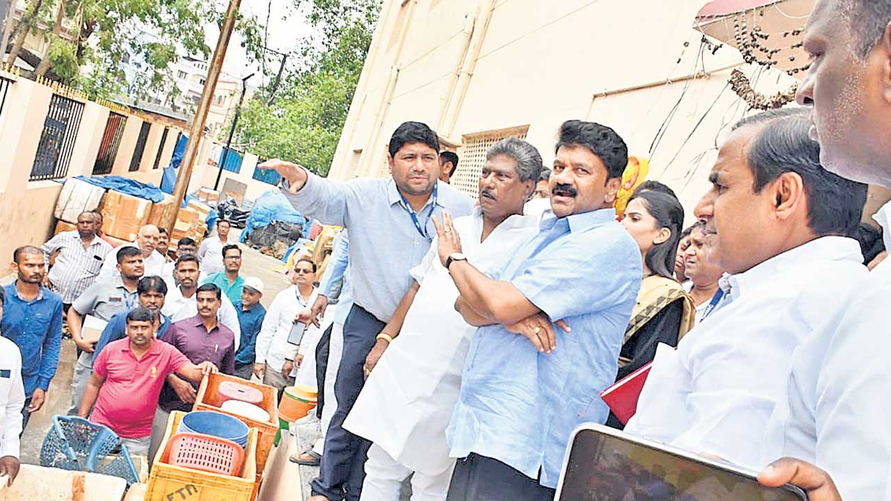 25లోపు దుకాణాలను కేటాయిస్తాం