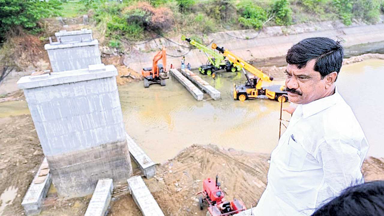 రెండు నెలల్లో వంతెనలు పూర్తి