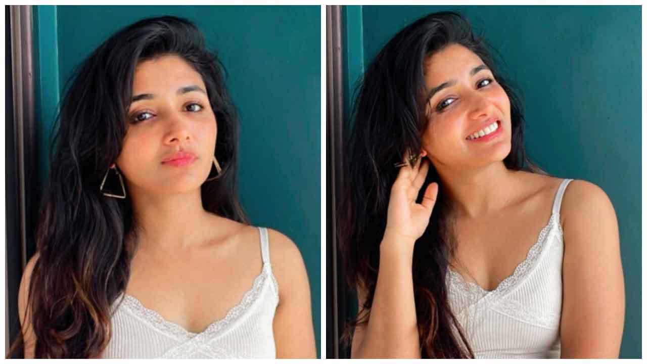 Mirna Menon | లేలేత అందాలతో మనసు దోచేస్తున్న మిర్నా మీనన్..