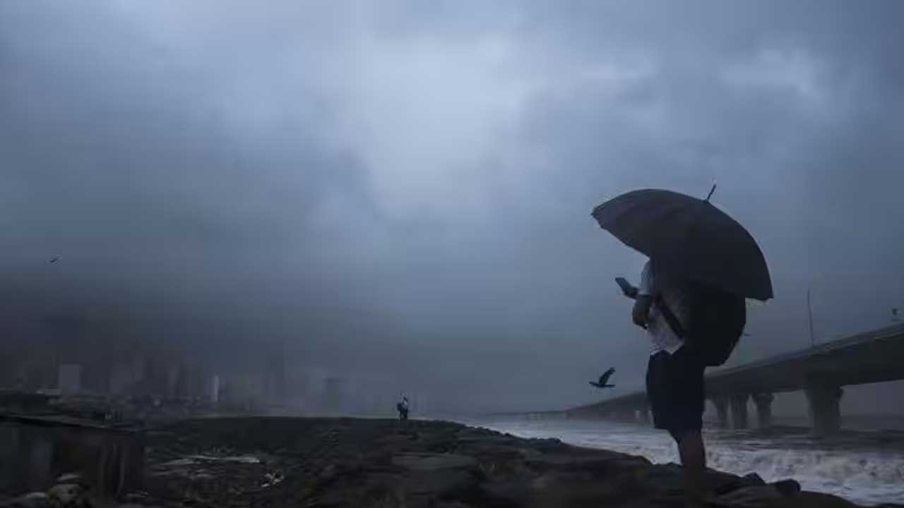 Monsoon | తెలంగాణను తాకిన నైరుతి రుతుపవనాలు.. మూడు రోజులు భారీ వర్షాలు!