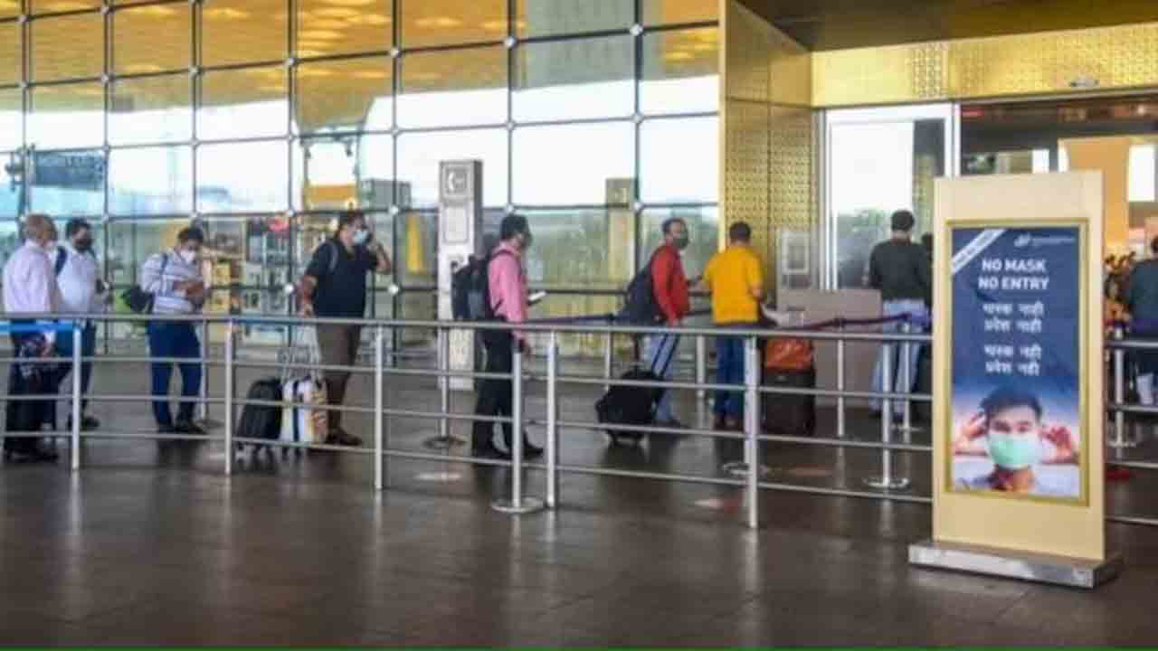 Mumbai Airport | బ్యాగ్‌లో బాంబు ఉందంటూ.. ముంబై ఎయిర్‌పోర్ట్‌లో మహిళ హల్‌చల్‌