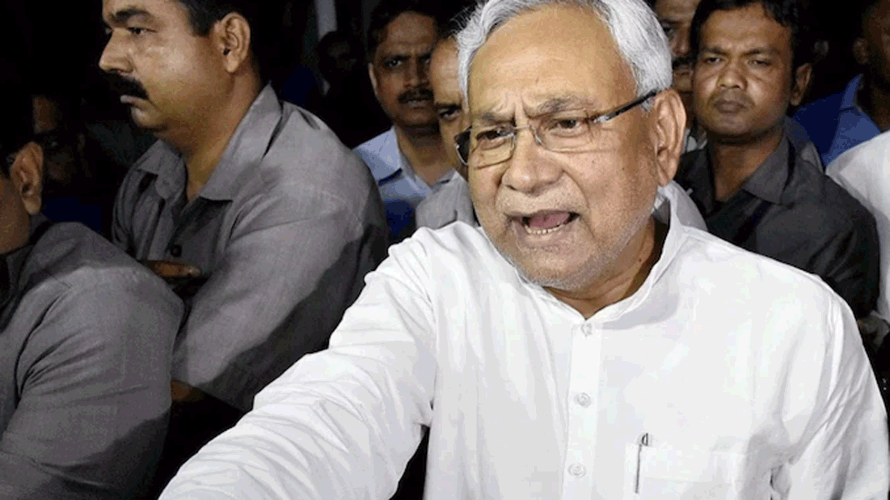 Nitish Kumar | నితీశ్ కుమార్ వైపు దూసుకొచ్చిన బైక్.. ఫుట్ పాత్ పైకి దూకేసిన సీఎం