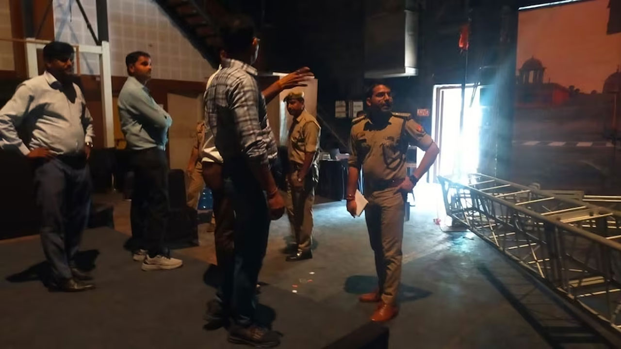 Noida Model Died | ఫ్యాషన్‌ షోలో విషాదం.. లైటింగ్‌ ట్రస్‌ విరిగిపడి మోడల్‌ మృతి