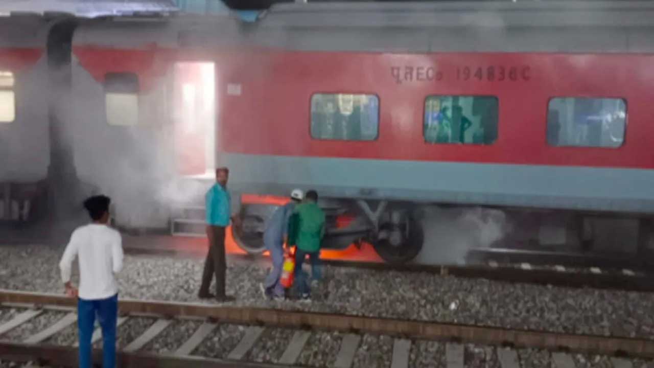 Odisha | ఒడిశాలో మరో రైలుకు ప్రమాదం.. దుర్గ్‌-పూరీ ఎక్స్‌ప్రెస్‌లో చెలరేగిన మంటలు