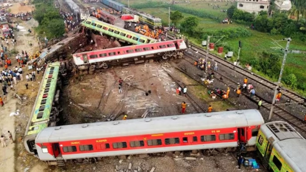 Odisha Triple train accident |  ఒడిశా ముడు రైళ్ల ప్రమాదం.. ఐదుగురు ఉన్నతాధికారులపై రైల్వే బోర్డు వేటు