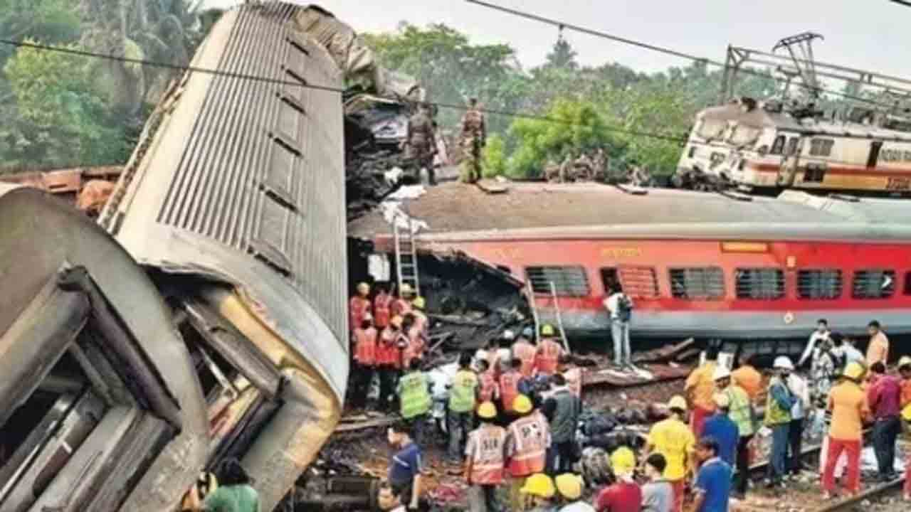 Odisha train accident | మృతదేహాల కుప్పల మధ్య ప్రాణాలతో వ్యక్తి.. బతికే ఉన్నా, కాపాడాలంటూ వేడుకోలు