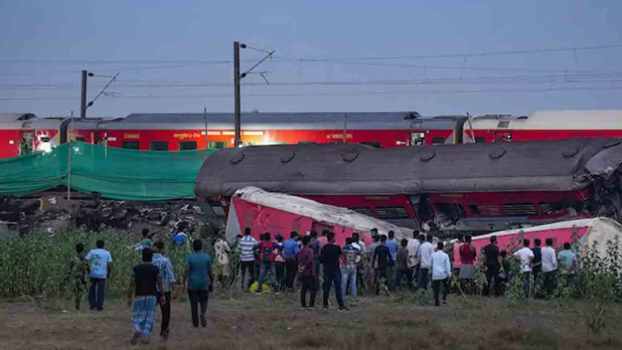 Odisha train crash | ఒడిశా రైళ్ల ప్రమాదం కోచ్‌ నుంచి దుర్వాసన.. రైల్వే అధికారుల వివరణ