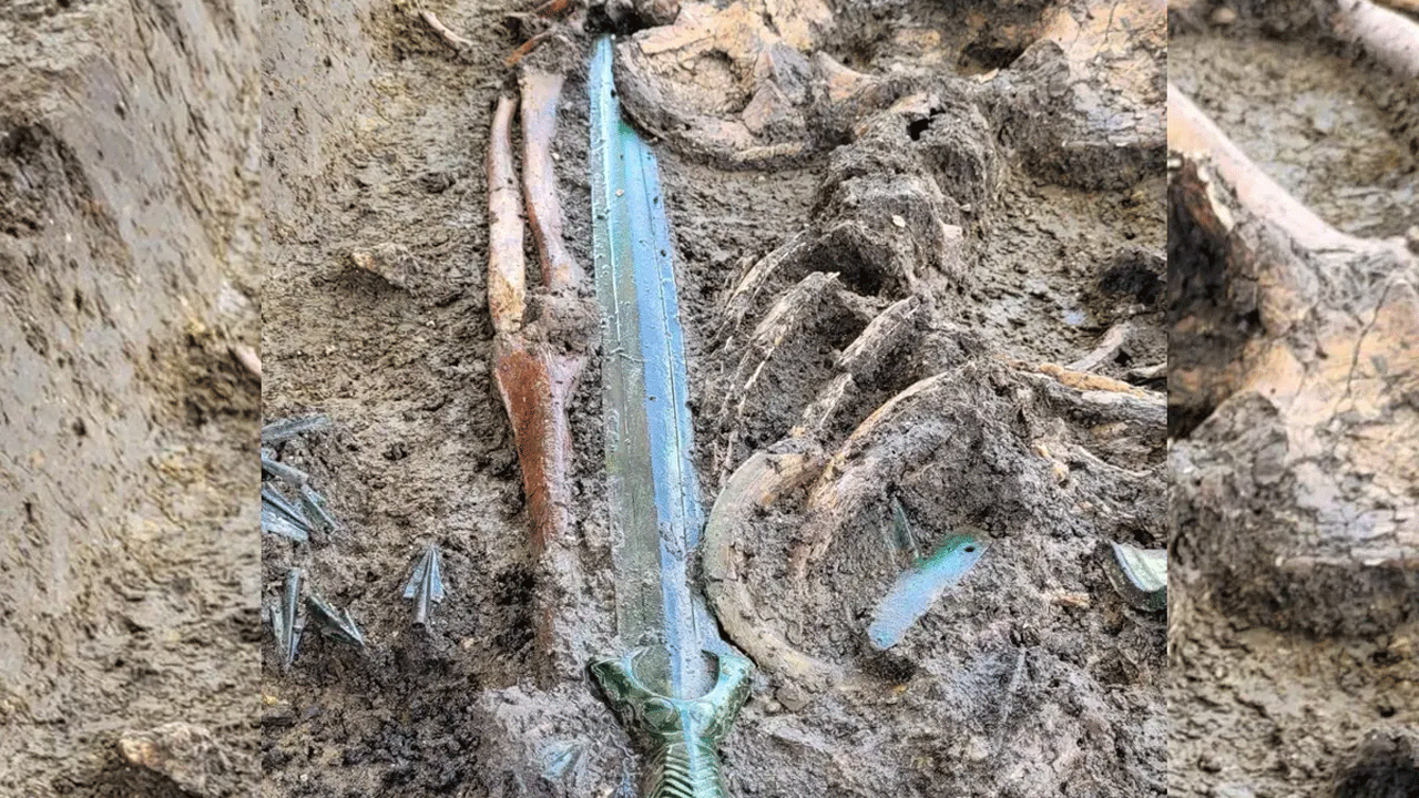 Sword | తవ్వకాల్లో బయటపడ్డ 3 వేల ఏళ్ల నాటి ఖడ్గం..!